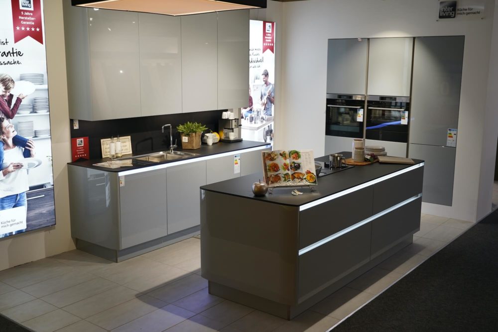 Interliving Design Inselküche Lack Hochglanz grau mit LED Griffmulden