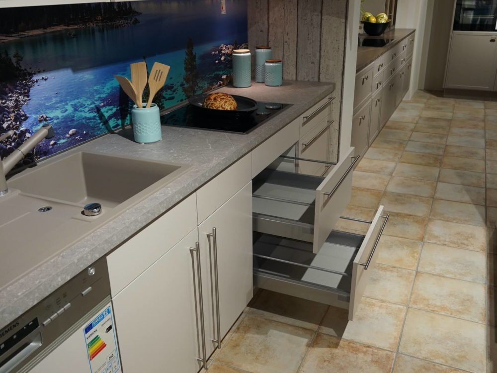Moderne Nobilia Inselküche Sand Farbe mit Esstresen Wandschrank und Siemens Elektrogeräten
