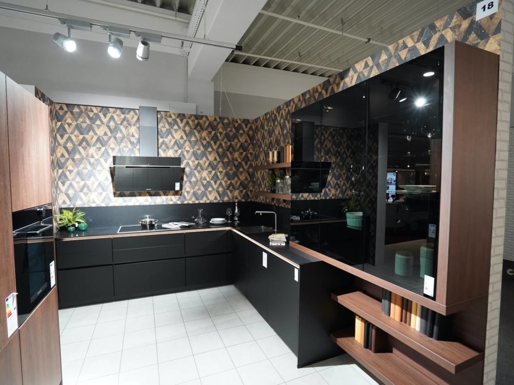 Nobilia Designküche L-Form Lacklaminat schwarz matt mit Wandschrank Nussbaum
